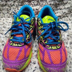 Women’s ASICS Gel Noosa Running shoes. US 6, EURO 39.